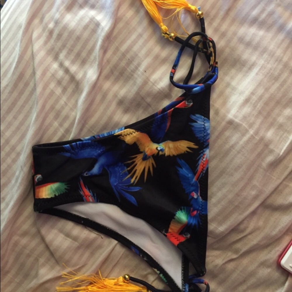 Bikini!! - Picture 2 of 5